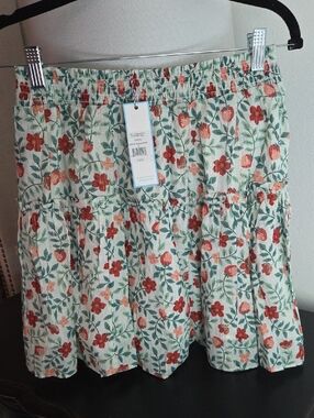 Draper James Strawberry Field mini skirt. Size Medium.
